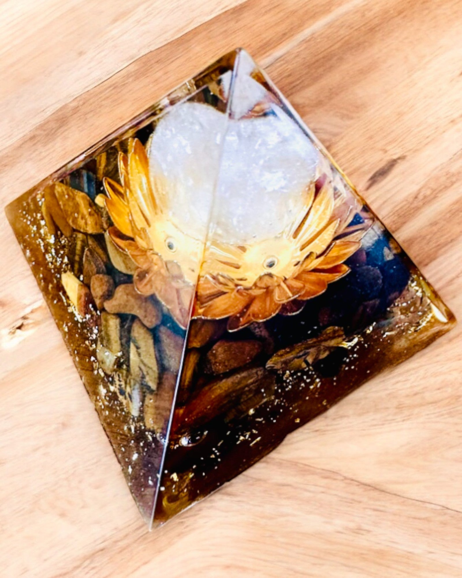 Pyramída Krištáľovej Prosperity Šťastnej Krištáľovej Gule, Kameňa Tigrieho Oka, Medeného Lotosu