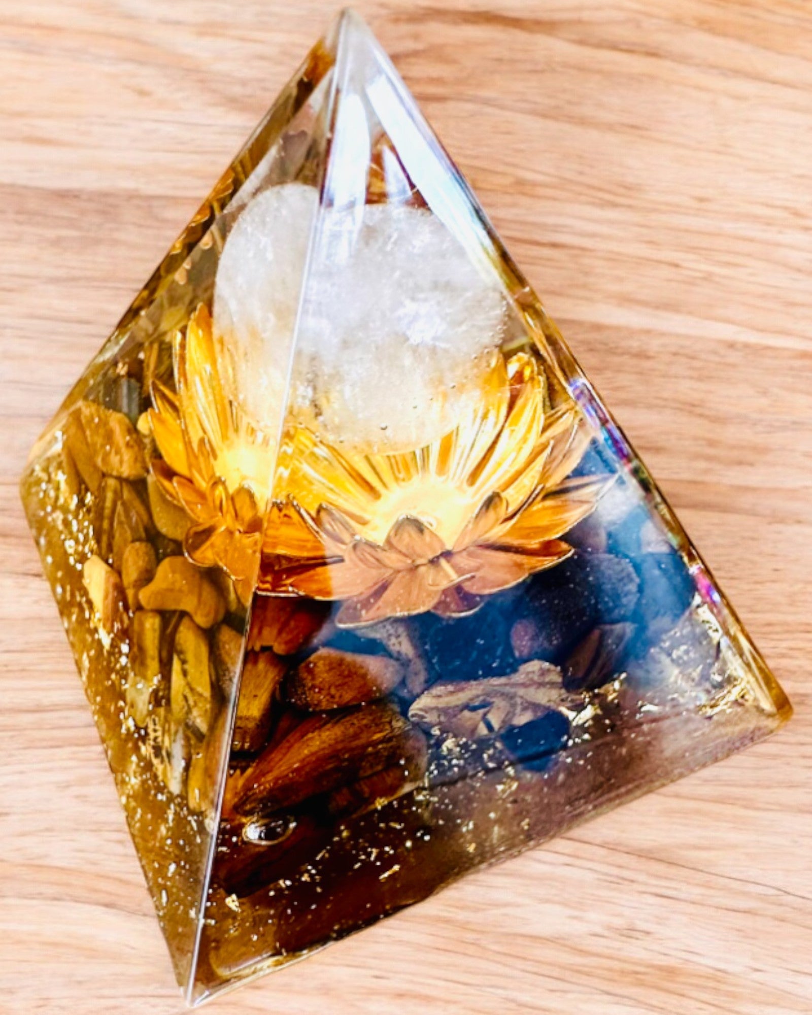 Pyramída Krištáľovej Prosperity Šťastnej Krištáľovej Gule, Kameňa Tigrieho Oka, Medeného Lotosu