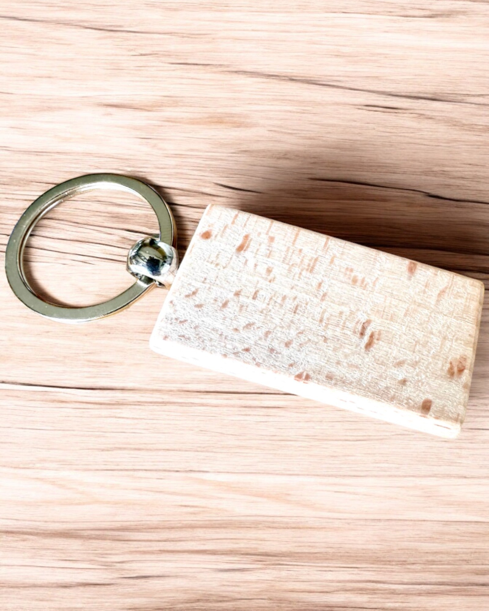 Drevený prívesok na kľúče s možnosťou personalizácie gravírovaním – Ideálny ako darček