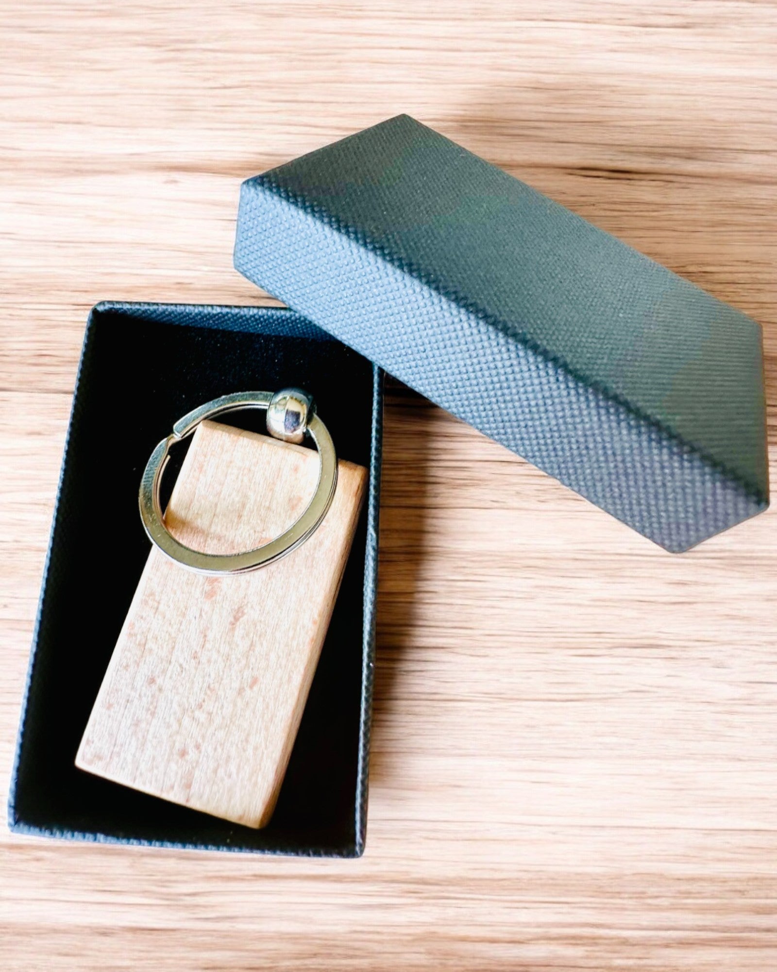 Drevený prívesok na kľúče s možnosťou personalizácie gravírovaním – Ideálny ako darček