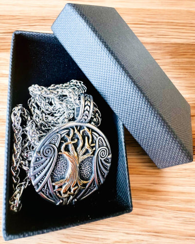 Náhrdelník "Strom života" z nehrdzavejúcej ocele s personalizáciou, so symbolom Aegishjalmur (Helma hrôzy)
