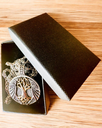 Náhrdelník "Strom života" z nehrdzavejúcej ocele s personalizáciou, so symbolom Aegishjalmur (Helma hrôzy)