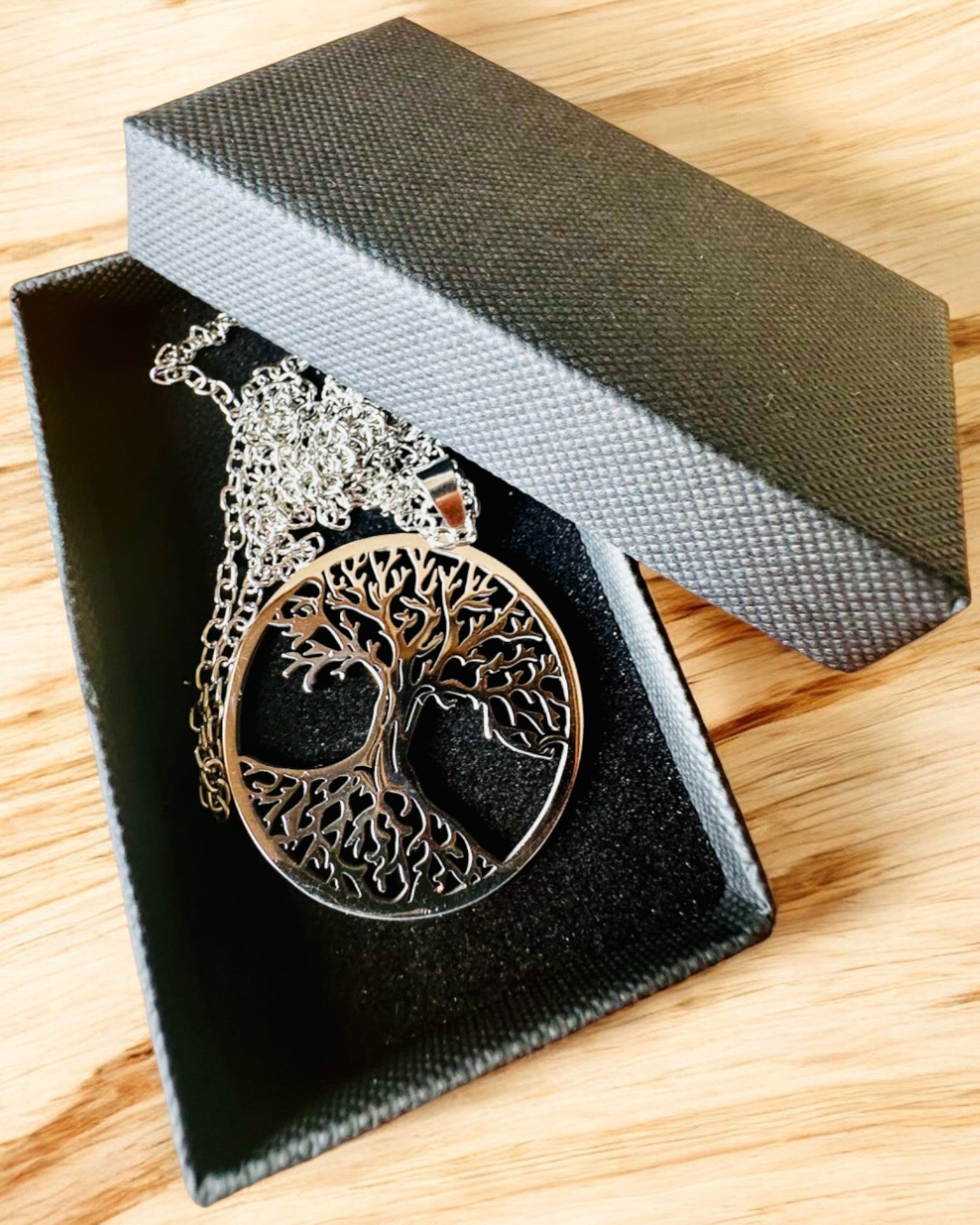 Náhrdelník "Strom Života" z Nehrdzavejúcej Ocele - personalizácia gravírovaním, 2 farebné varianty