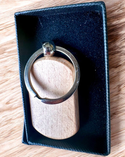 Elegantný drevený prívesok s možnosťou personalizácie gravírovaním – Ideálny ako darček