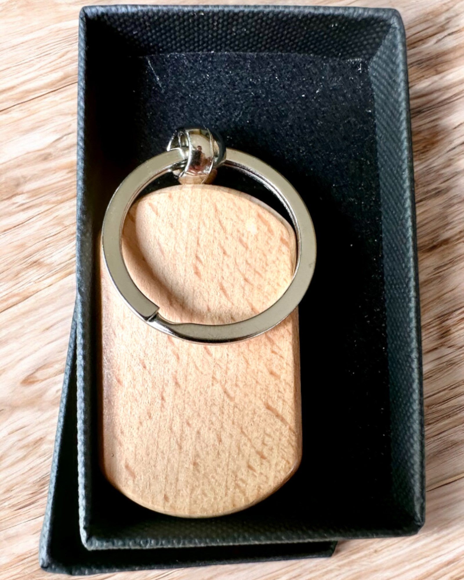Elegantný drevený prívesok s možnosťou personalizácie gravírovaním – Ideálny ako darček