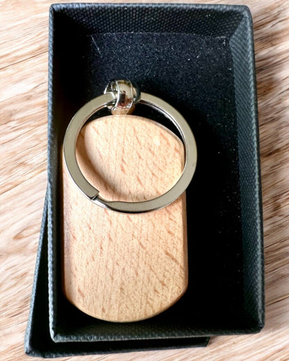 Elegantný drevený prívesok s možnosťou personalizácie gravírovaním – Ideálny ako darček