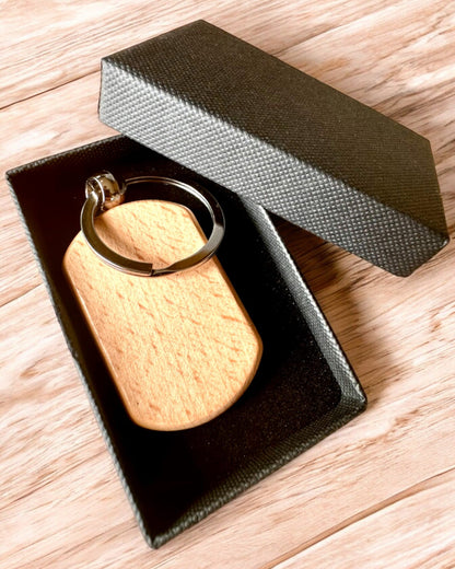 Elegantný drevený prívesok s možnosťou personalizácie gravírovaním – Ideálny ako darček