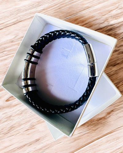 Modný náramok Hip Hop pre mužov s gravírovaním na objednávku a magnetickým zapínaním – Vyberte si štýl so striebornými alebo zlatými akcentmi, 22cm PU koža