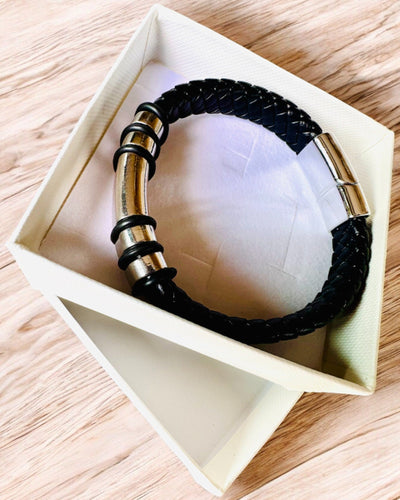 Modný náramok Hip Hop pre mužov s gravírovaním na objednávku a magnetickým zapínaním – Vyberte si štýl so striebornými alebo zlatými akcentmi, 22cm PU koža