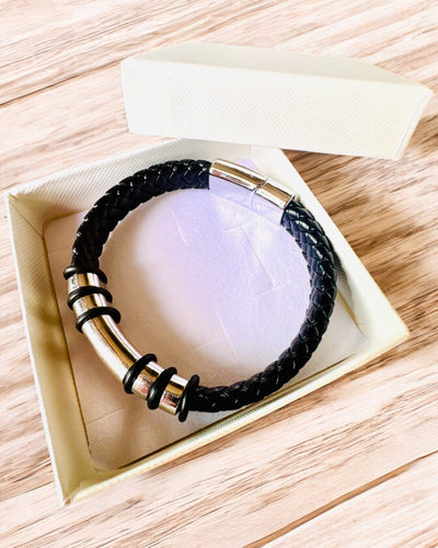 Modný náramok Hip Hop pre mužov s gravírovaním na objednávku a magnetickým zapínaním – Vyberte si štýl so striebornými alebo zlatými akcentmi, 22cm PU koža