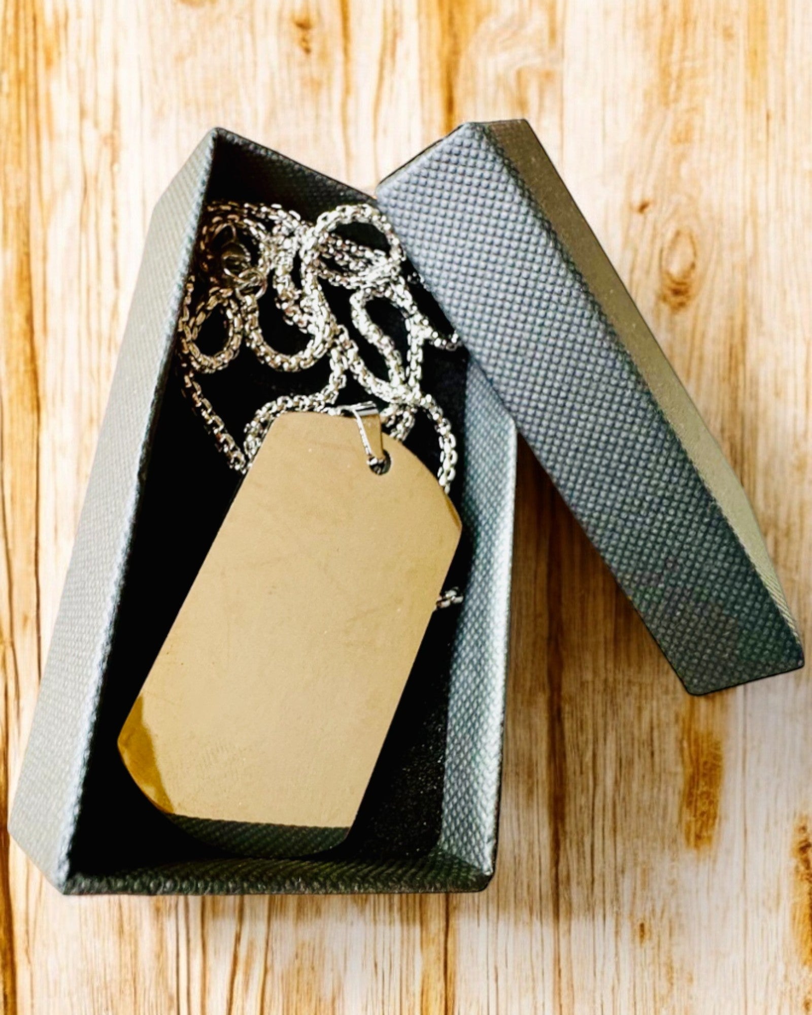 Náhrdelník s Dog Tag "Tri Odtiene Štýlu" - Identifikačná známka - Elegantný Prívesok z Nehrdzavejúcej Ocele s Možnosťou Gravírovania