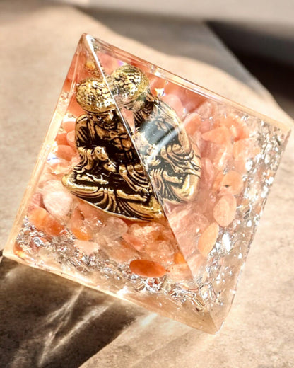 Energetická pyramída "Meditácia pokoja" s drahokamami