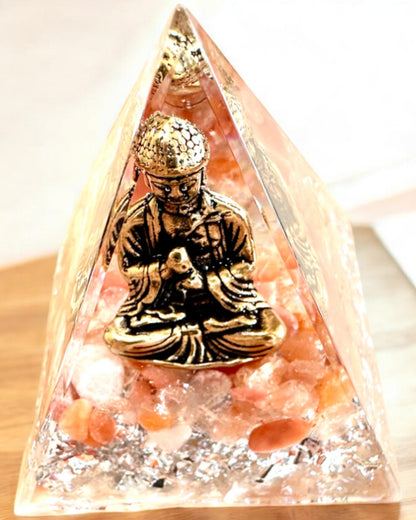 Energetická pyramída "Meditácia pokoja" s drahokamami
