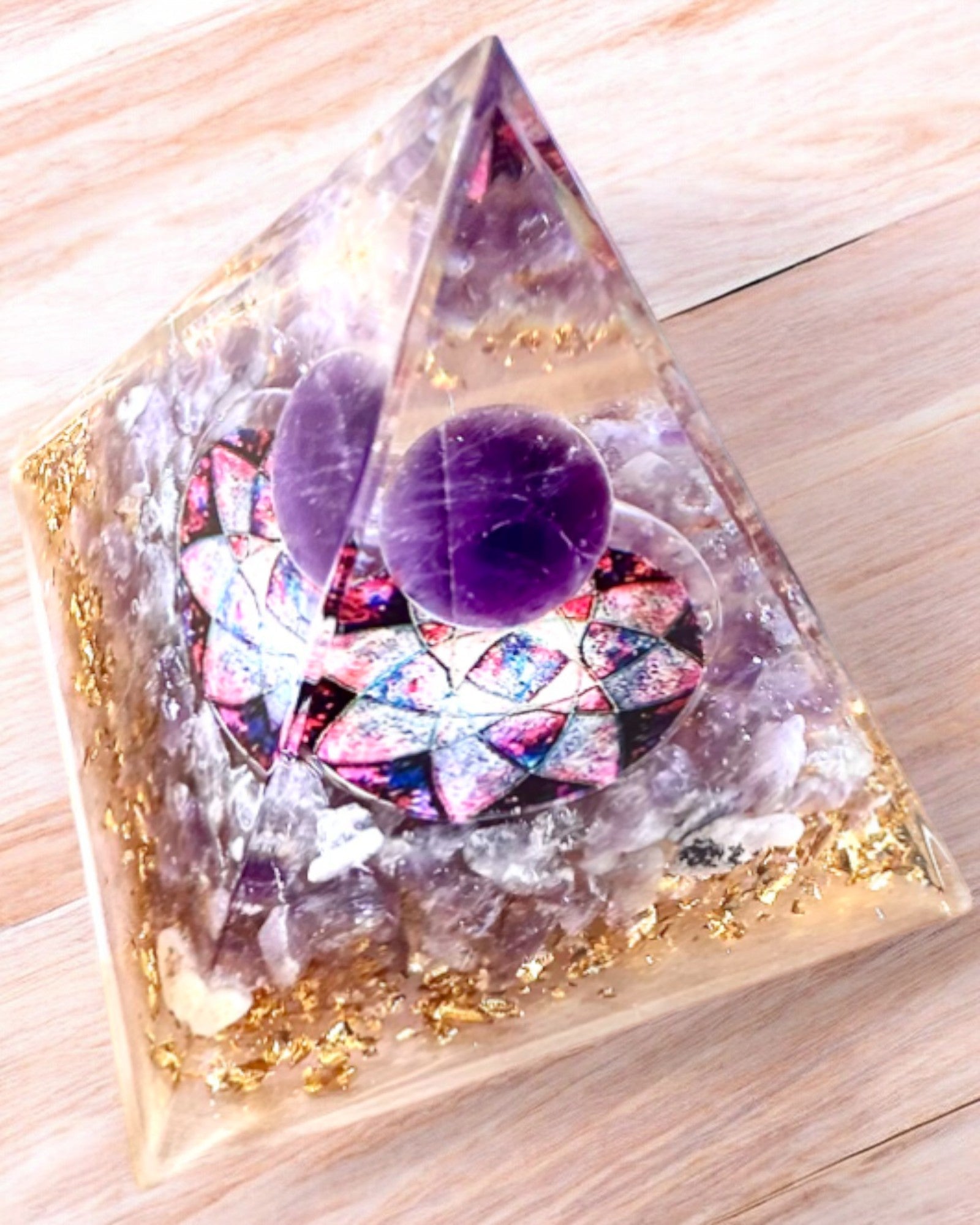 Orgonitová energetická pyramída "Amethyst Star" s kryštálikmi ametystu