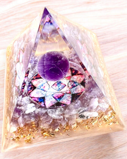 Orgonitová energetická pyramída "Amethyst Star" s kryštálikmi ametystu