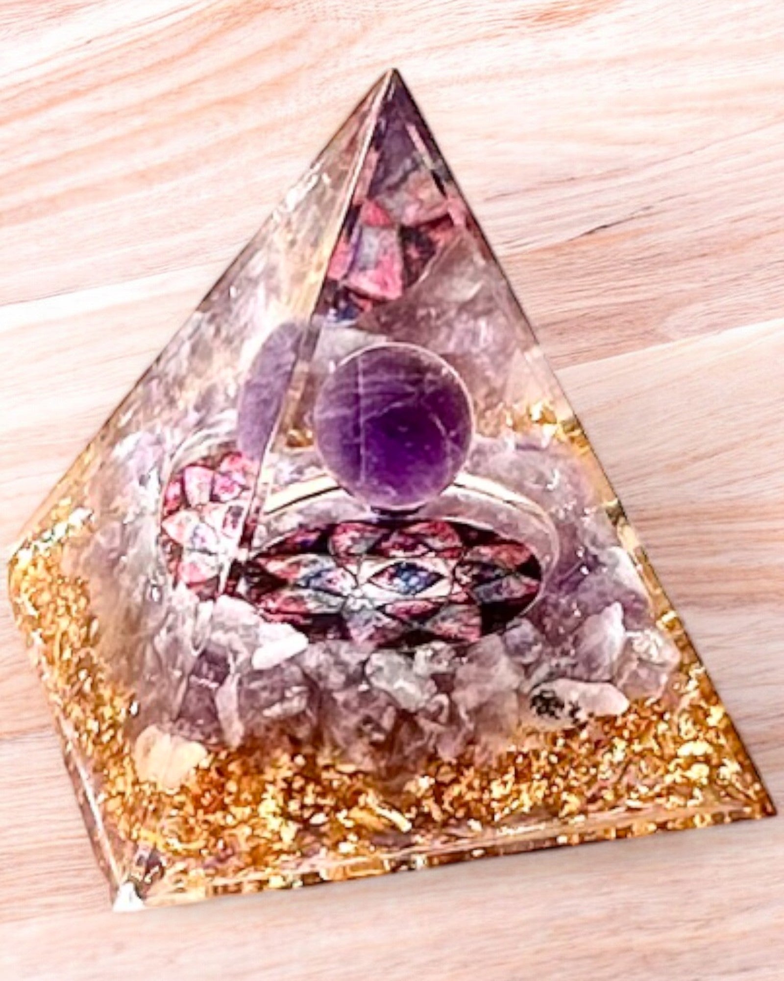 Orgonitová energetická pyramída "Amethyst Star" s kryštálikmi ametystu