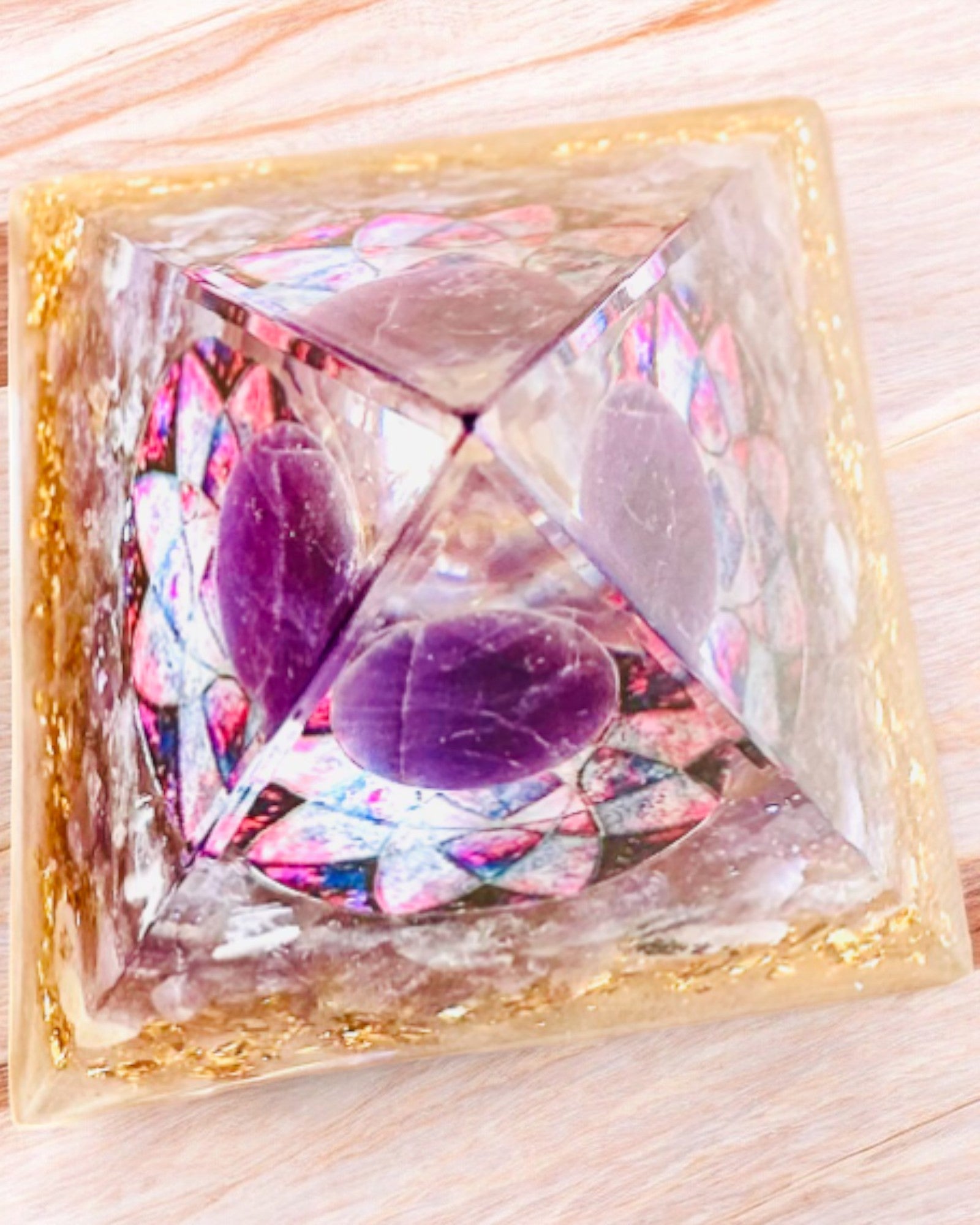 Orgonitová energetická pyramída "Amethyst Star" s kryštálikmi ametystu