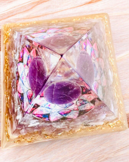 Orgonitová energetická pyramída "Amethyst Star" s kryštálikmi ametystu