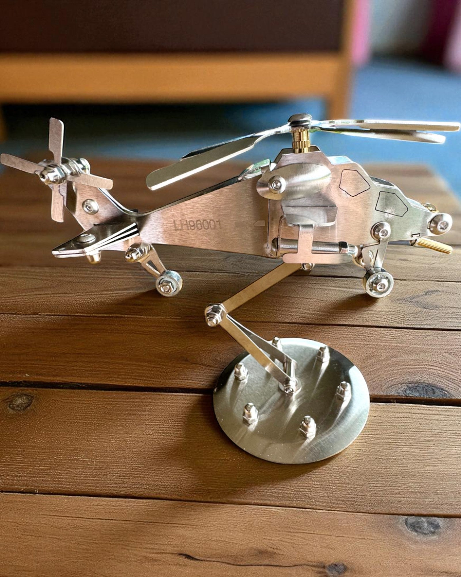 Kovový model helikoptéry „SkyRider” – Nastaviteľný stolový stojan s personalizovaným gravírovaním na darček