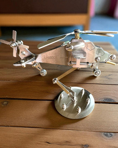 Kovový model helikoptéry „SkyRider” – Nastaviteľný stolový stojan s personalizovaným gravírovaním na darček
