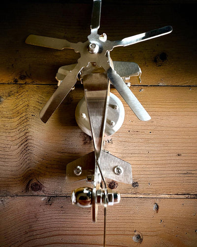 Kovový model helikoptéry „SkyRider” – Nastaviteľný stolový stojan s personalizovaným gravírovaním na darček