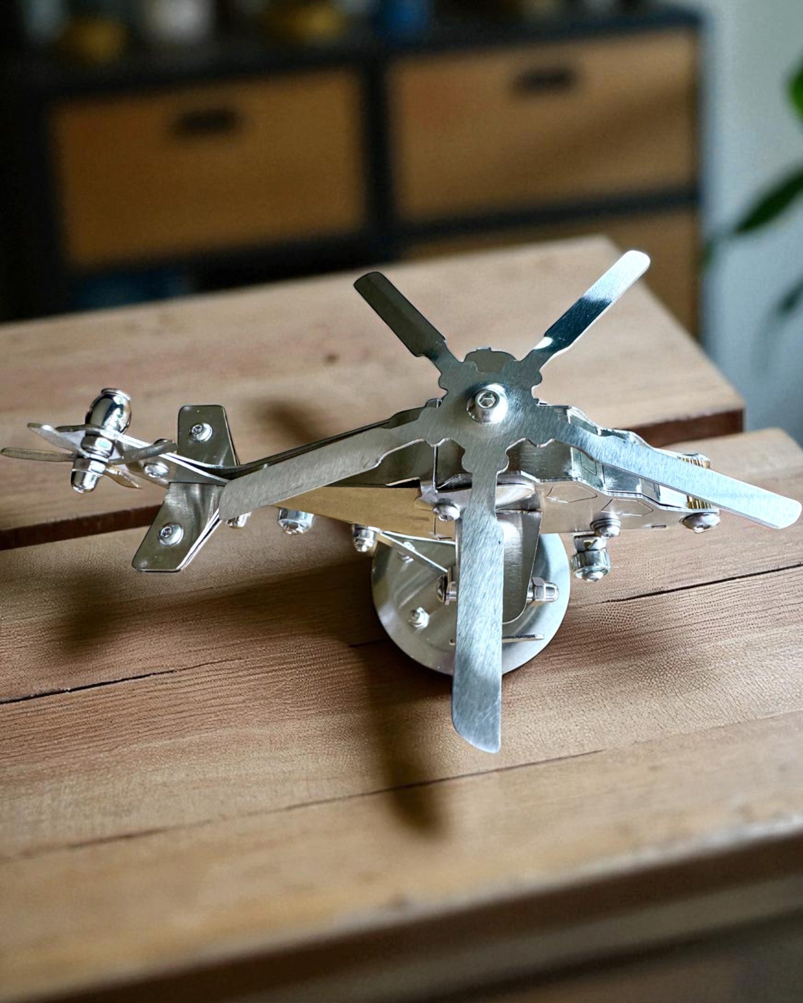 Kovový model helikoptéry „SkyRider” – Nastaviteľný stolový stojan s personalizovaným gravírovaním na darček