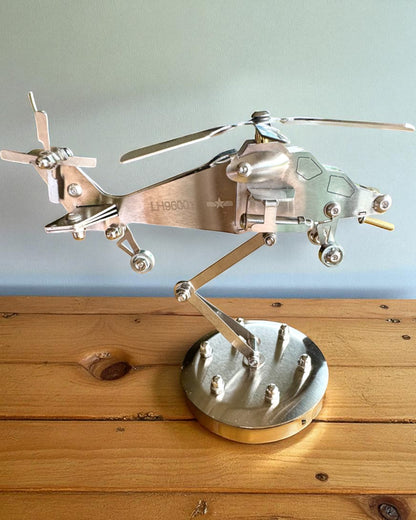 Kovový model helikoptéry „SkyRider” – Nastaviteľný stolový stojan s personalizovaným gravírovaním na darček