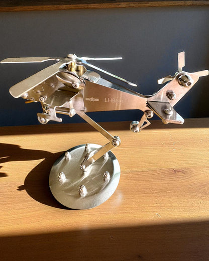 Kovový model helikoptéry „SkyRider” – Nastaviteľný stolový stojan s personalizovaným gravírovaním na darček