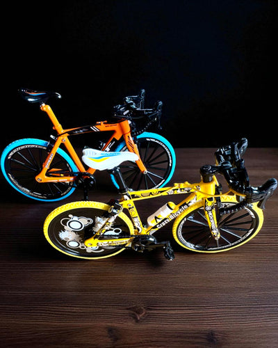 Miniatúrny model kovového bicykla zberateľský "Speed Rider 1.2" – personalizácia gravírovaním na darček, 2 farebné varianty
