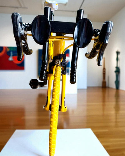 Miniatúrny model kovového bicykla zberateľský "Speed Rider 1.2" – personalizácia gravírovaním na darček, 2 farebné varianty