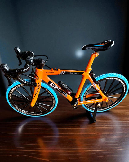 Miniatúrny model kovového bicykla zberateľský "Speed Rider 1.2" – personalizácia gravírovaním na darček, 2 farebné varianty