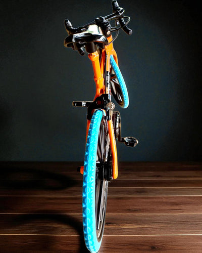 Miniatúrny model kovového bicykla zberateľský "Speed Rider 1.2" – personalizácia gravírovaním na darček, 2 farebné varianty