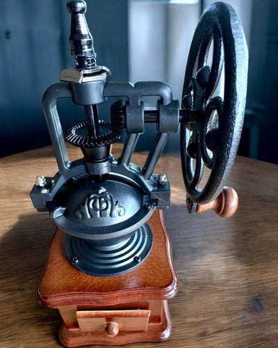 Retro mlynček na kávu „Vintage Café” 27 cm výšky, s možnosťou personalizácie gravírovaním na darček