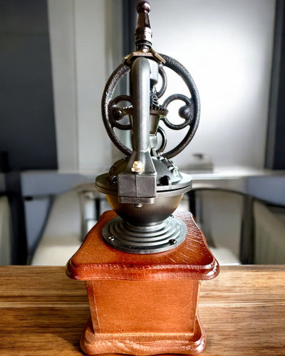 Retro mlynček na kávu „Vintage Café” 27 cm výšky, s možnosťou personalizácie gravírovaním na darček