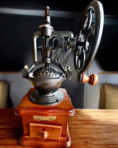 Retro mlynček na kávu „Vintage Café” 27 cm výšky, s možnosťou personalizácie gravírovaním na darček