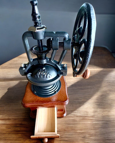 Retro mlynček na kávu „Vintage Café” 27 cm výšky, s možnosťou personalizácie gravírovaním na darček