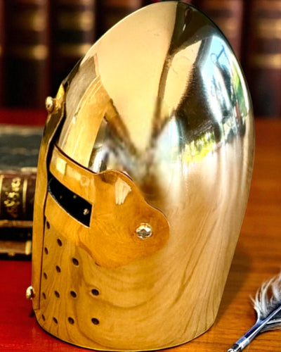 Mini prilba rytierska „Guardian” z mosadze – ručne vyrobená, 12 cm, možnosť personalizácie gravírovaním na darček
