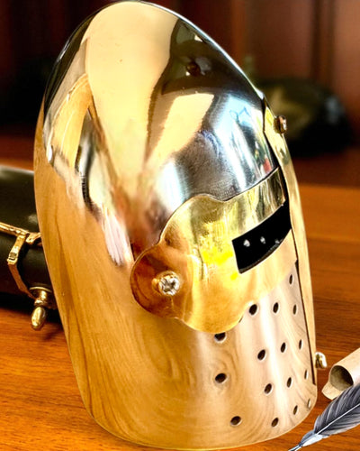 Mini prilba rytierska „Guardian” z mosadze – ručne vyrobená, 12 cm, možnosť personalizácie gravírovaním na darček