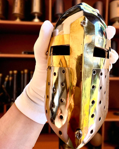 Mini prilba rytierska „Guardian” z mosadze – ručne vyrobená, 12 cm, možnosť personalizácie gravírovaním na darček