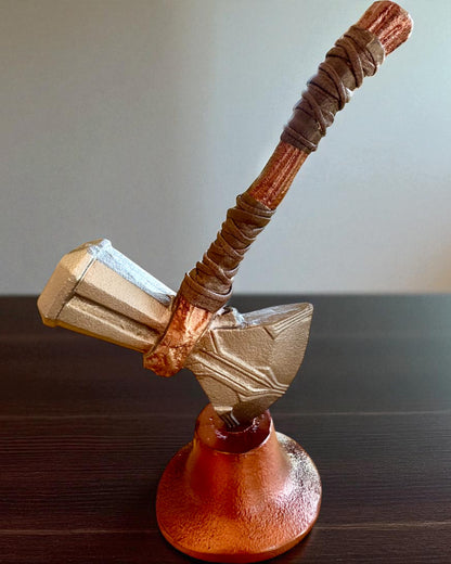 Storm Relic – dekoratívne kladivo so základňou, 26 cm, ručne vyrobené, možnosť personalizácie gravírovaním na darček