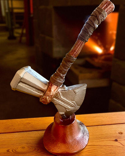 Storm Relic – dekoratívne kladivo so základňou, 26 cm, ručne vyrobené, možnosť personalizácie gravírovaním na darček