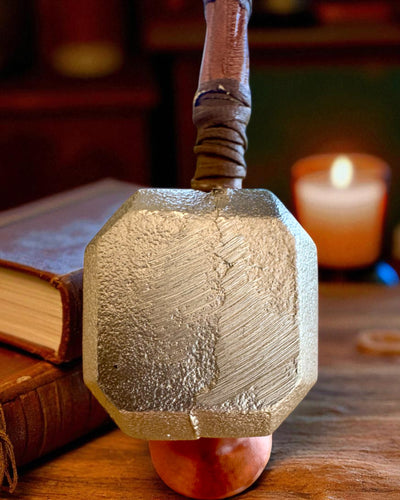 Storm Relic – dekoratívne kladivo so základňou, 26 cm, ručne vyrobené, možnosť personalizácie gravírovaním na darček