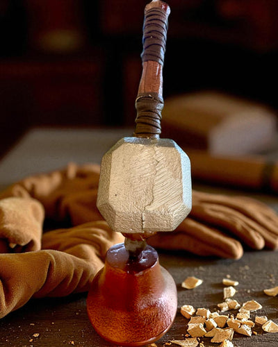 Storm Relic – dekoratívne kladivo so základňou, 26 cm, ručne vyrobené, možnosť personalizácie gravírovaním na darček