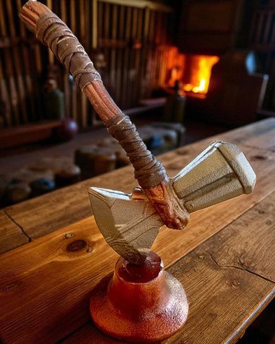 Storm Relic – dekoratívne kladivo so základňou, 26 cm, ručne vyrobené, možnosť personalizácie gravírovaním na darček