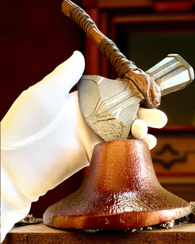 Storm Relic – dekoratívne kladivo so základňou, 26 cm, ručne vyrobené, možnosť personalizácie gravírovaním na darček