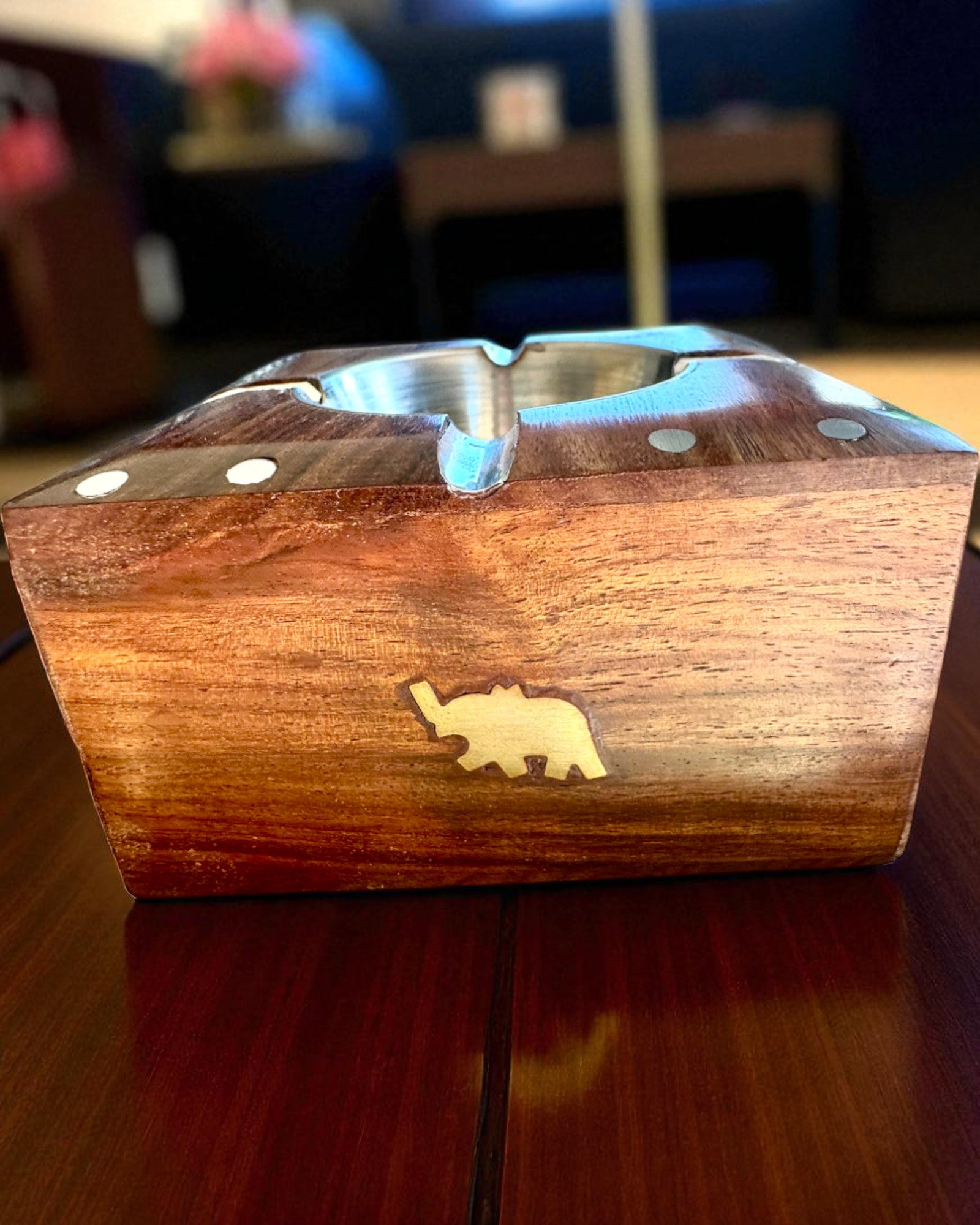 Rhino – Ručne vyrobený popolník z dreva Shisham a mosadze, 11 cm šírka, možnosť personalizácie gravírovaním
