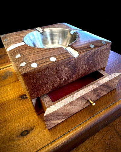 Rhino – Ręcznie robiona popielnica z drewna Shisham i mosiądzu, 11 cm szerokości, możliwość personalizacji grawerem