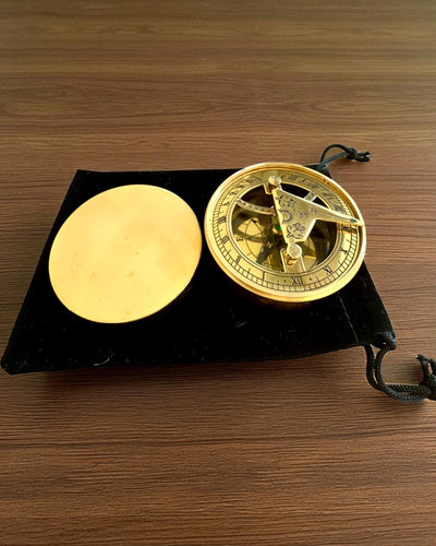 Slnečný kompas Voyager 7cm – mosadzný slnečný hodinový stroj s kompasom, personalizácia gravírovaním na darček