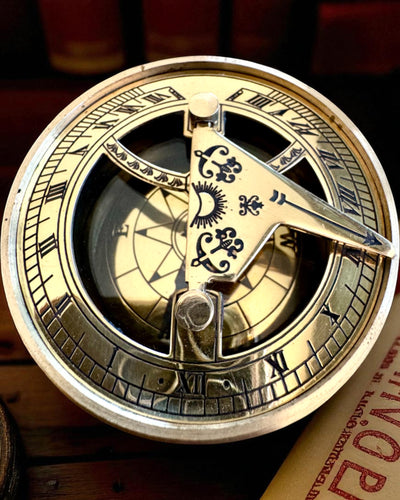 Slnečný kompas Voyager 7cm – mosadzný slnečný hodinový stroj s kompasom, personalizácia gravírovaním na darček