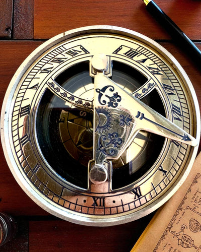 Slnečný kompas Voyager 7cm – mosadzný slnečný hodinový stroj s kompasom, personalizácia gravírovaním na darček